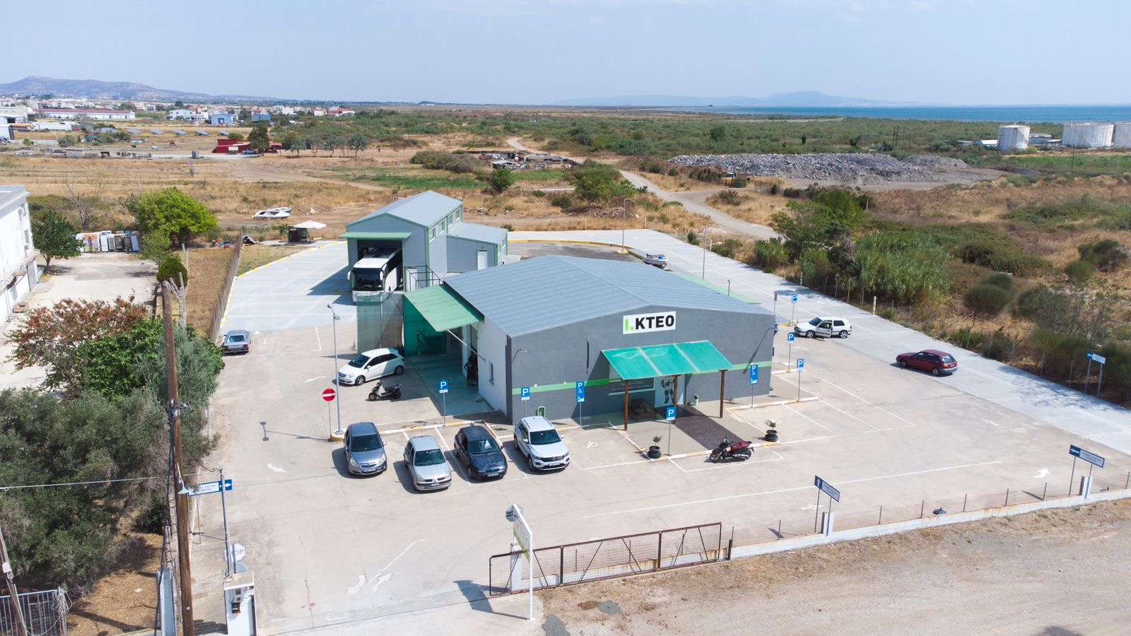 Οι εγκαταστάσεις του I.KTEO Evros Control από ψηλά, με το parking